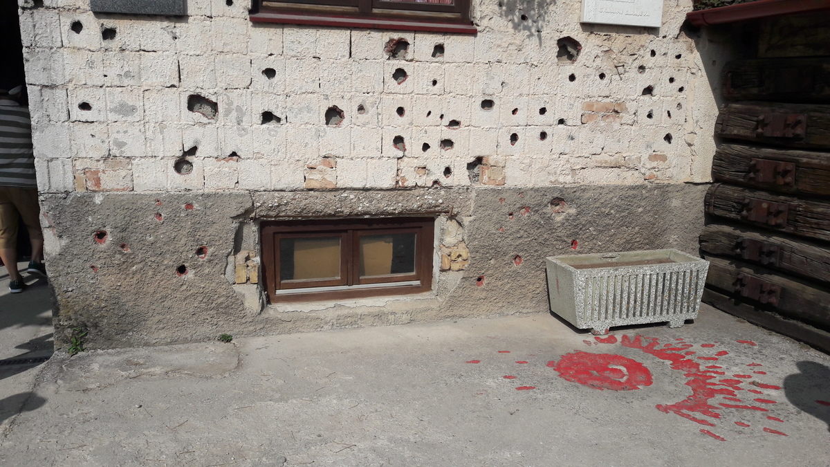 Сараевские розы — название воронок, оставленных осколками артиллерийских снарядов